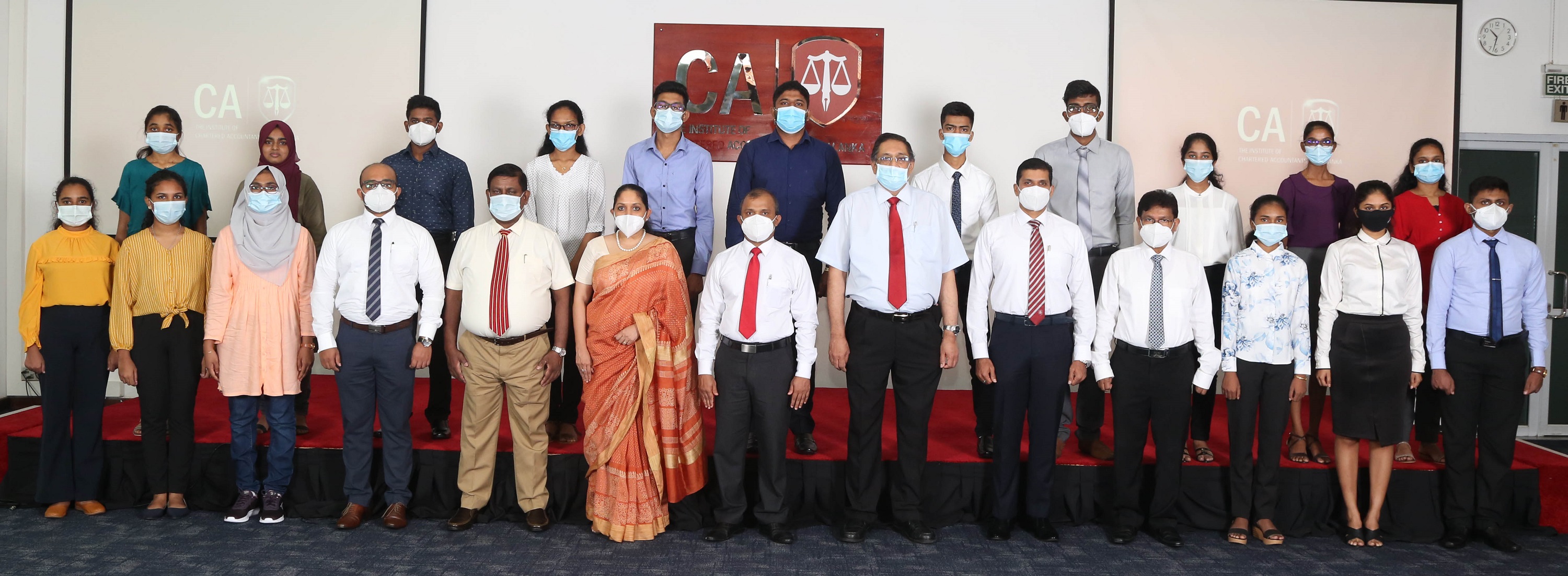 The CA Sri Lanka Prize Winners with the Institute’s President Mr. Manil Jayesinghe, Vice President Mr. Sanjaya Bandara, Examination Committee Chair Mr. Tishan Subasinghe and Chief Executive Officer Ms. Dulani Fernando